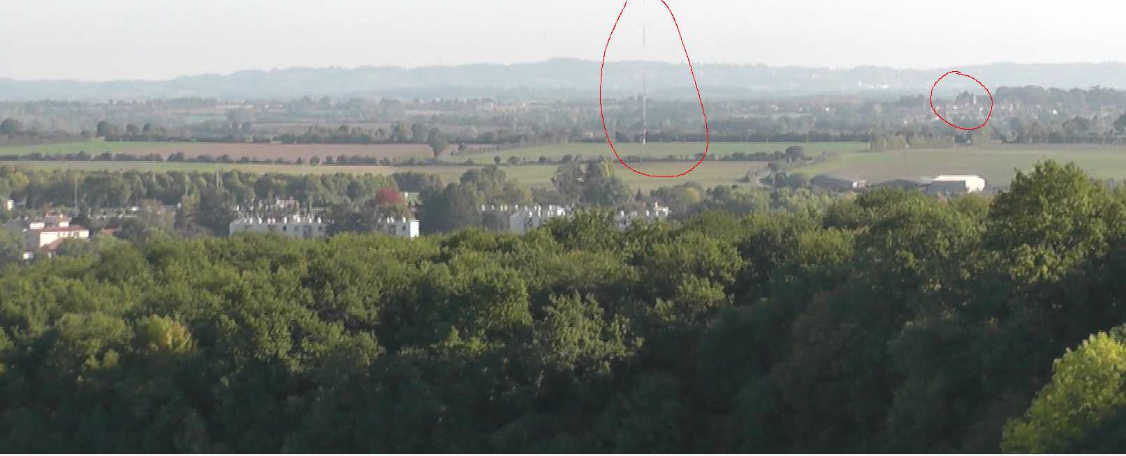 Vue sur mât éoliennne et château Sigournais 4