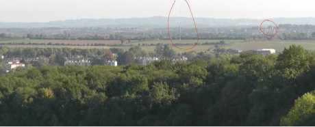 Vue sur mât éoliennne et château Sigournais 4