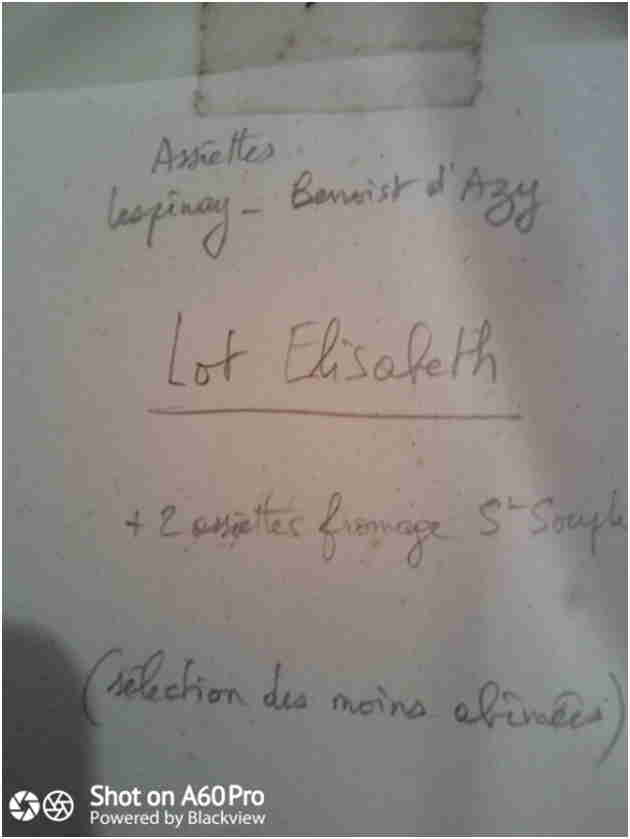 Charles sélectionne pour Elisabeth les assiettes 'les moins abimées'