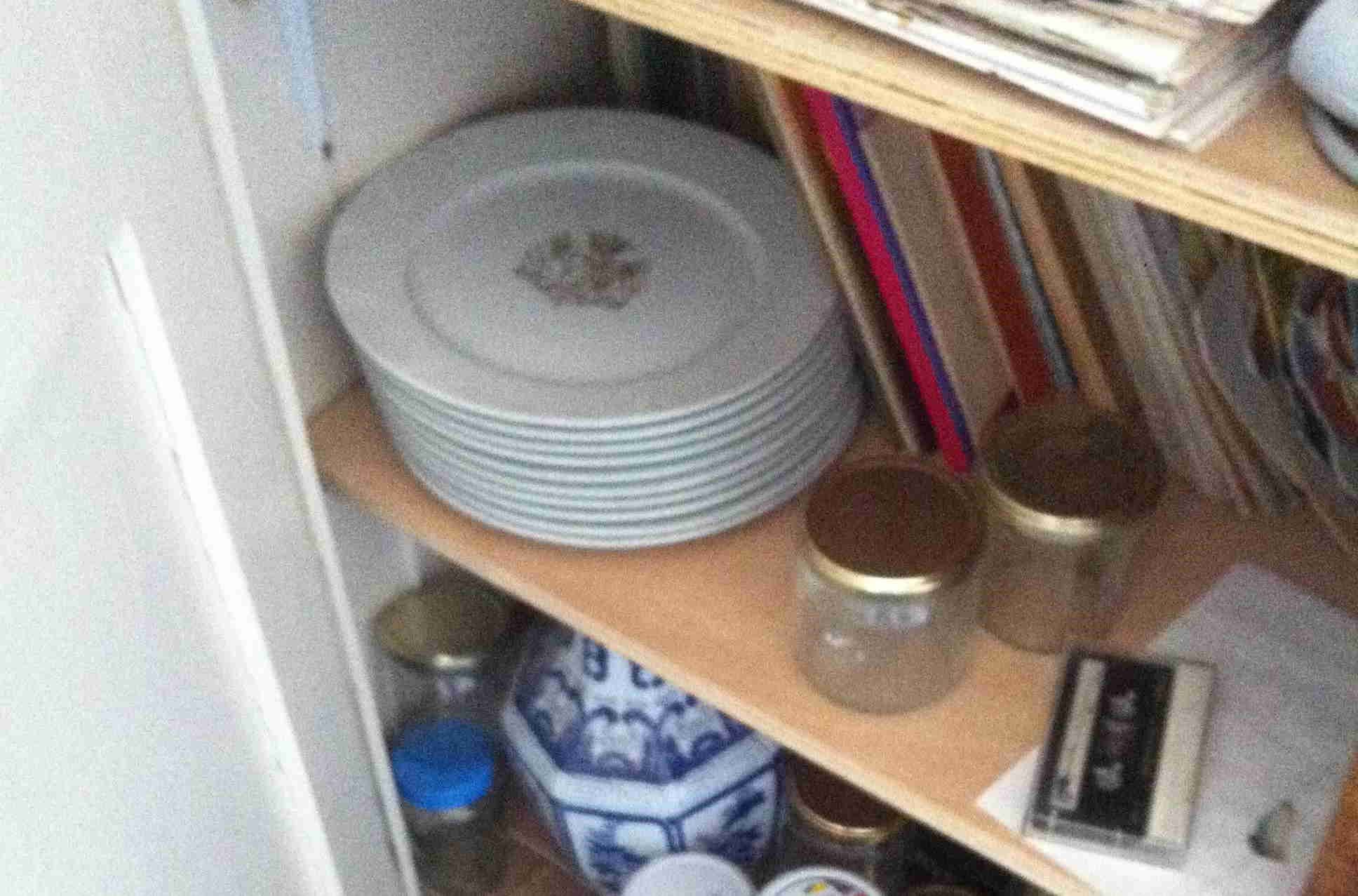 Les assiettes cachées dans le placard d'Elisabeth